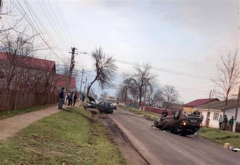 Masina Cu Rotile In Sus Pe Un Drum Din Judet Alta A Parcat In Sant