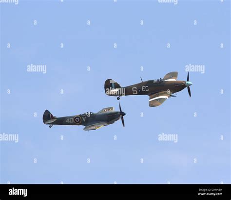 Supermarine spitfire and hawker hurricane iic hi-res stock photography ...