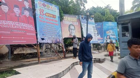 Pemkot Palopo Mulai Tertibkan Baliho Yang Rusak Estetika Kota Paling