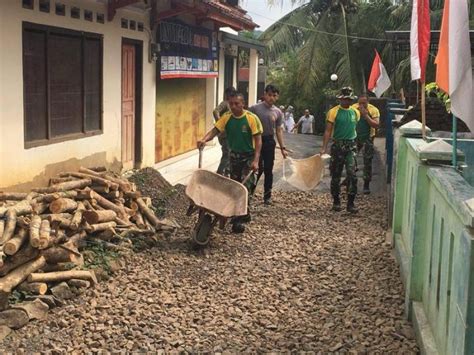 Yonif Raider Kostrad Bersama Kodim Ciamis Perbaiki Jalan Di