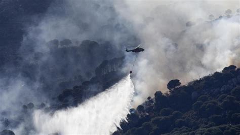 El incendio de Tarifa continúa activo pero los vecinos desalojados ya