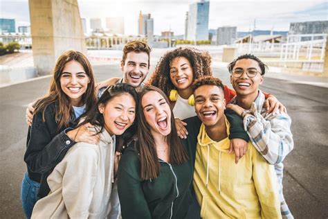 Grupo Multirracial De Amigos Tirando Fotos De Selfie Ao Ar Livre Foto