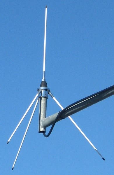 What Is The Difference Between A Monopole And Dipole Antenna