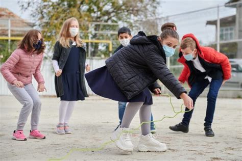 Salvați Copiii întărește programul de sprijin pentru copiii rămași