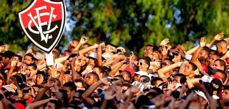 Torcida do Vitória caminhando para lotar a Fonte Nova