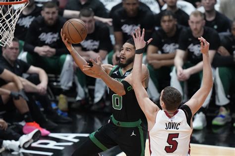 Nba Celtics Roll Past Heat For 2 1 Lead