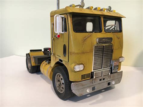 White Freightliner In Sc Dd Cabover Plastic Model Truck Kit