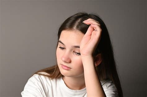 Retrato De Triste Adolescente Ni A En Gris Plano De Fondo Foto