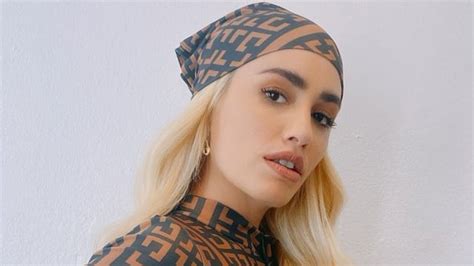 Lali Espósito hizo el challenge de N en un bikini rojo y desde la playa conquistó TikTok