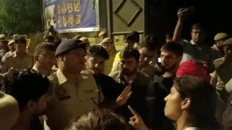 Wrestlers Protest जंतर मंतर पर आधी रात पहलवानों और दिल्ली पुलिस में