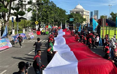 Aksi Ribuan Massa Pada Hari Buruh Di Surabaya Suara Surabaya