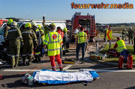 Ein Schwerverletzter Bei Kollision Zwischen Lkw Und Pkw Feuerwehr Media