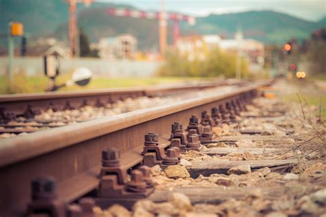 Esta es la utilidad de las piedras que hay en las vías del tren