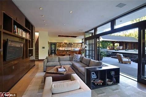 Matt Damon Puts His Mansion On The Market As Ben Affleck Puts Neighbouring Home Up For Sale