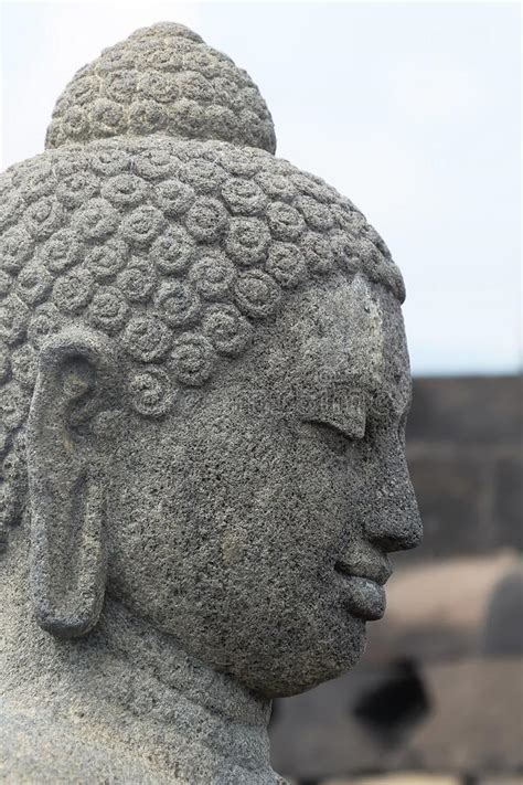 Estatua De Buddha En Una De Las Stupas En El Templo Borobudur Imagen