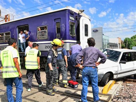 Un Auto Fue Arrollado Al Cruzar Con Las Barreras Bajas En Ramos Mejía