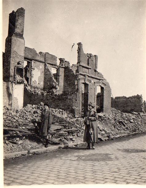 Lans Mme BRUN et sont fils dans les décombres de la guerre Carte