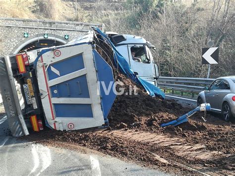 Incidente Sulla A Nel Tratto Maledetto Camion Si Ribalta