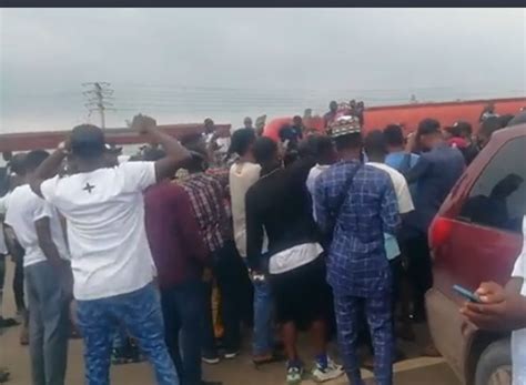 Gridlock As Students Block Lagos Ibadan Express To Protest Asuu Strike