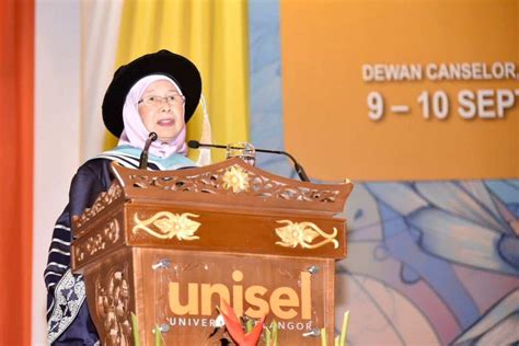 Influential Tenacious Wan Azizah Receives Special Award From Unisel