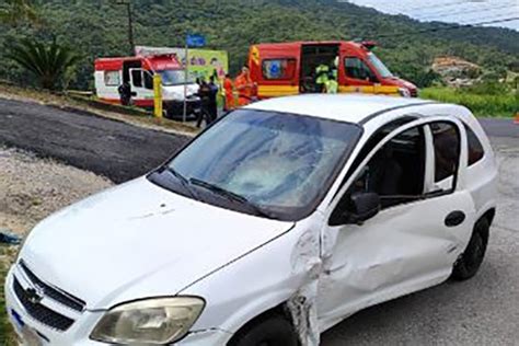 Acidente Entre Carro E Moto Deixa Duas Pessoas Feridas Na Ivo Silveira