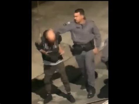 Violência Policial PM chuta cabeça de homem que desmaia durante