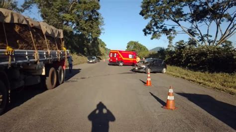 Caminhão e veículo colidem na rodovia BR 146 Portal Onda Sul