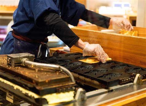 Chef Préparant Une Cuisine Japonaise Traditionnelle Photo Gratuite