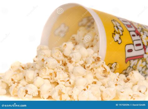 Behälter Popcorn Mit Dem Popcorn Das Heraus Verschüttet Wird Stockfoto