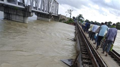 Darbhanga Samastipur Rail Line Operation Blocked Due To Flood बिहार बाढ़ का कहर जारी दरभंगा