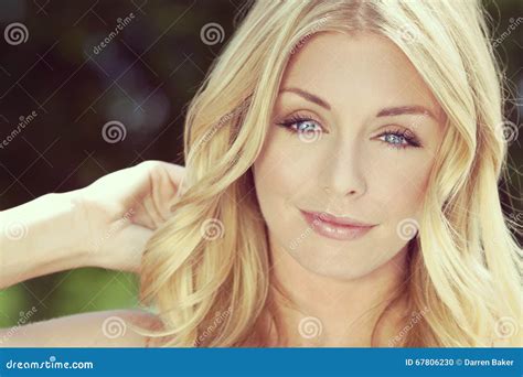 Jonge Blonde Vrouw Met Blauwe Ogen Natuurlijke Schoonheid Stock Foto Image Of Overwegen