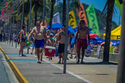 Fotos Domingo De Sol Banhistas Ignoram M Scara E Lotam Praias Em