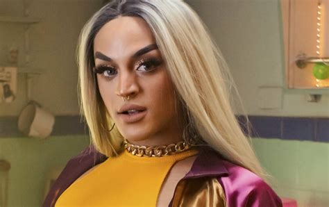 Pabllo Vittar Conhece Fã Que Fez Tatuagem Com Seu Nome E Tem Reação