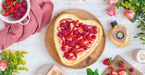 Schneller Eierlik R K Sekuchen In Herzform Mit Erdbeeren Und Himbeeren