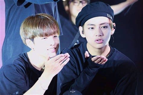 Hist Ria O Primeiro Amor Do Popular Um Bolsista Vkook Taekook