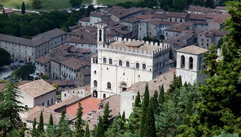 WALKING AROUND GUBBIO | Hotel Bosone Palace