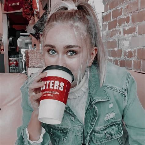 𝐌𝐎𝐌𝐄𝐍𝐓𝐒 icons ² editando Girl icons Dunkin donuts coffee cup