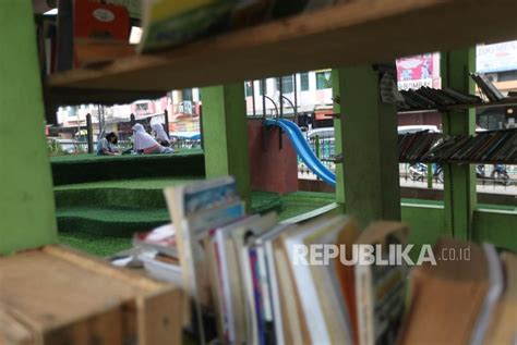 Menengok Taman Baca Kolong Jembatan Ciputat Republika Online