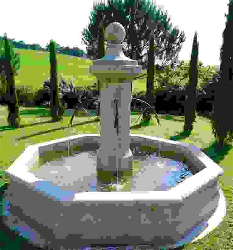 Fontaine Centrale En Pierre Install E Dans Un Jardin Homify