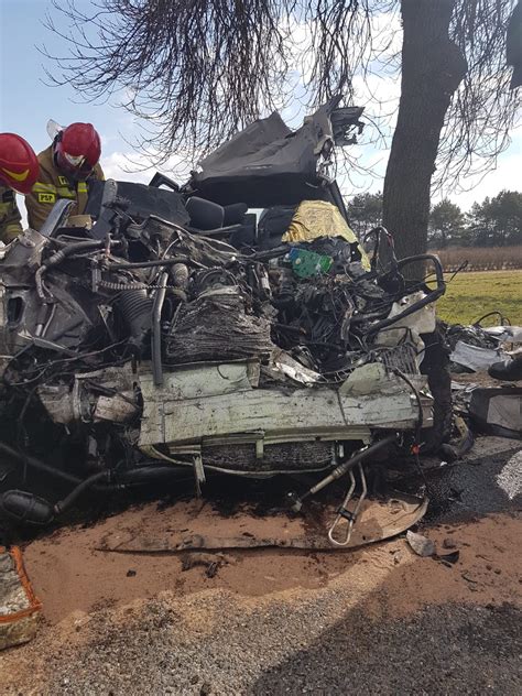 Tragiczny wypadek pod Opatowem Kierowca audi zginął na miejscu FOTO