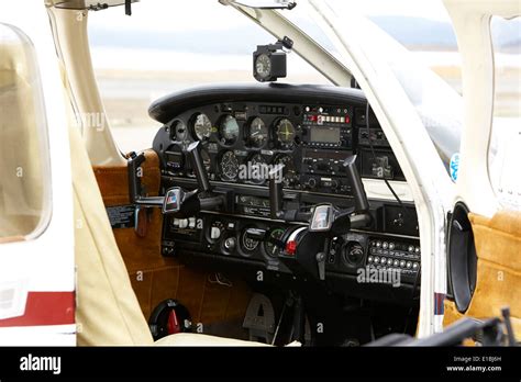 Cockpit piper pa28 hi-res stock photography and images - Alamy