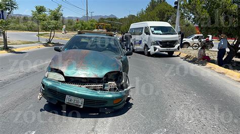 Conductor De Transporte De Personal Se Pasa El Rojo E Impacta A Pareja