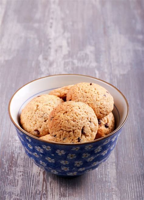 Het Volkorenkoekje Van De Chocolade Op Wit Stock Foto Image Of