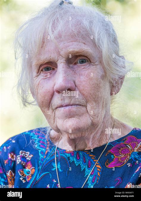 Élégamment Vêtue Une Vieille Femme Est Assise Sur Un Benchis Parc