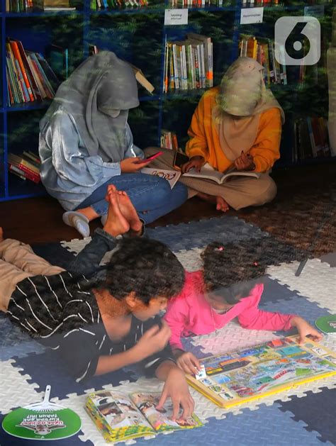 Mengisi Libur Akhir Pekan Di Taman Literasi Martha Christina Tiahahu