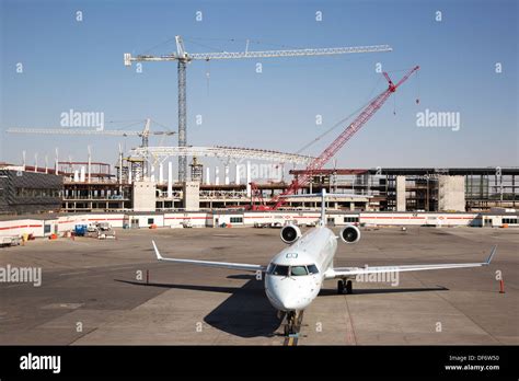 Airport construction site hi-res stock photography and images - Alamy