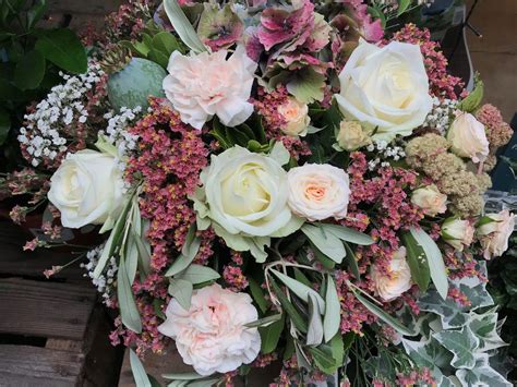 Bouquets de fleurs fraîches ronds pastels Mariage de Fleurs Artisan