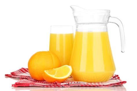 Vaso Lleno Y Jarra De Jugo De Naranja Y Naranjas Aisladas En Blanco