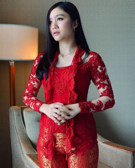 10 Potret Elegan Febby Rastanty Memakai Kebaya