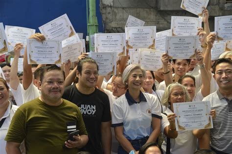 184 Manileños receive land titles from Manila LGU